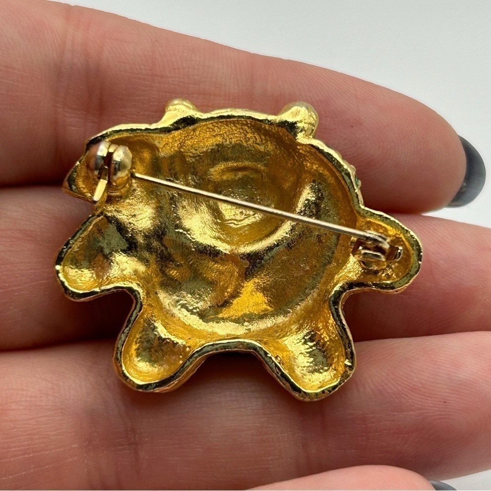 Vintage 3D Gold Tone Christmas Teddy Bear Brooch with Green Wreath and Red Bow - Picture 2 of 5